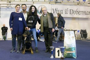 Il dobermann Ax Aval con l'addestratrice Anna Monica May e la proprietaria Angelica Luisa Capotosti-di-Orte