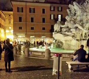 Ubriaco e nudo dentro la fontana di piazza Navona