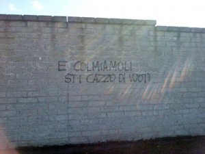 Viterbo - La scritta fuori dal cimitero