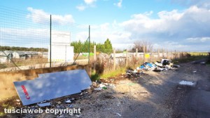 Viterbo - Rifiuti all'esterno dell'Ecocentro Volpara