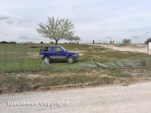 Viterbo - La macchina cappottata in strada del Bullicame
