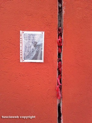 Viterbo - Carmine - Buste con escrementi di cane nel muro del campetto sportivo