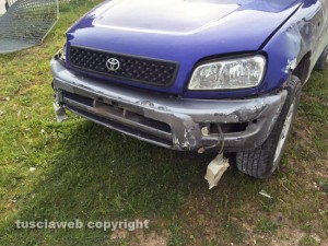 Viterbo - La macchina cappottata in strada del Bullicame