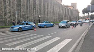 Viterbo - I controlli della polizia a piazzale Gramsci