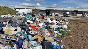 La discarica nei pressi dei mercati generali