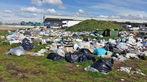 La discarica nei pressi dei mercati generali