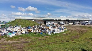 La discarica nei pressi dei mercati generali