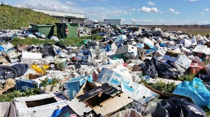 La discarica nei pressi dei mercati generali