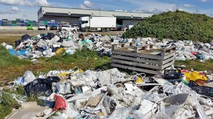 La discarica nei pressi dei mercati generali