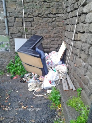 Viterbo - I rifiuti a via delle Fortezze