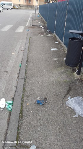 Viterbo - Pilastro - Immondizia per strada