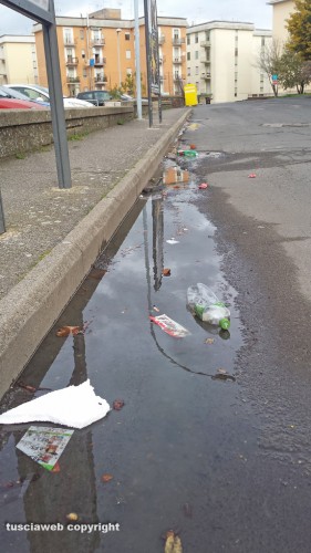 Viterbo - Pilastro - Immondizia per strada