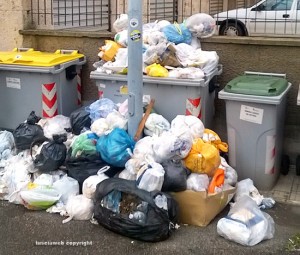 Viterbo - Cumulo di rifiuti in via Caduti sul lavoro