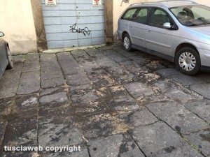 Viterbo - Piazza Santa Maria Nuova - Fuoriuscita di liquame dalla fogna