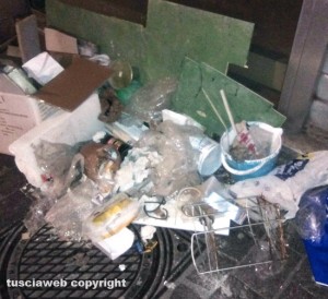 Viterbo - Via Matteotti - Rifiuti e materiale edile lasciati in strada