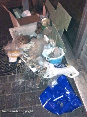 Viterbo - Via Matteotti - Rifiuti e materiale edile lasciati in strada