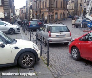 Viterbo - Parcheggio selvaggio a piazza Fontana Grande