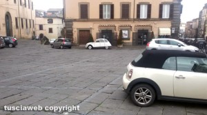 Viterbo - Parcheggio selvaggio a piazza Fontana Grande