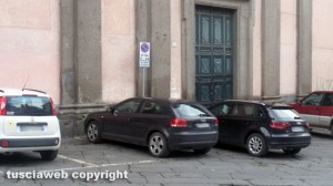Viterbo - Parcheggio selvaggio a piazza Fontana Grande