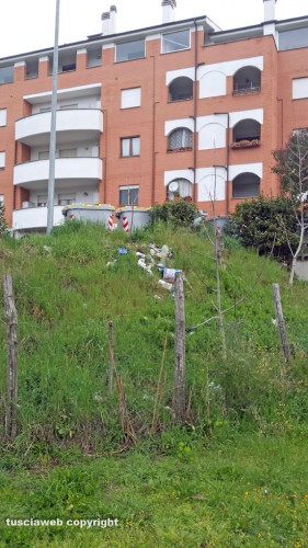 Viterbo - Rifiuti in via Joppi