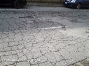 Viterbo - Le buche nel tratto di via della Pila 