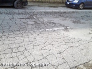 Viterbo - Manto stradale distrutto in via della Pila