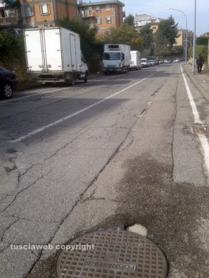 Viterbo - Le buche nel tratto di via della Pila 