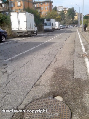 Viterbo - Manto stradale distrutto in via della Pila