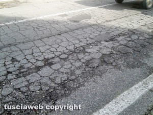 Viterbo - Manto stradale distrutto in via della Pila