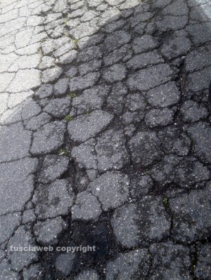 Viterbo - Le buche nel tratto di via della Pila