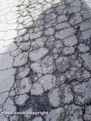 Viterbo - Manto stradale distrutto in via della Pila