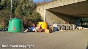Viterbo - Rifiuti in strada Castiglione