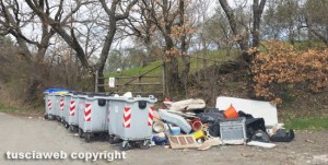 Viterbo - Rifiuti in strada Canale