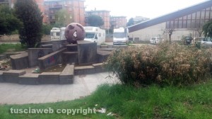 Viterbo - Il degrado a ridosso della fontana nella piazza tra la piscina della Larus e la parrocchia al Murialdo 