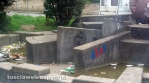 Viterbo - Il degrado a ridosso della fontana nella piazza tra la piscina della Larus e la parrocchia al Murialdo