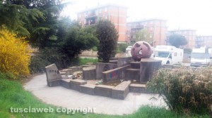 Viterbo - Il degrado a ridosso della fontana nella piazza tra la piscina della Larus e la parrocchia al Murialdo 