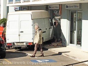 Viterbo - L'incidente alla rotatoria