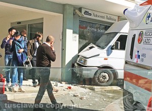 Viterbo - L'incidente alla rotatoria