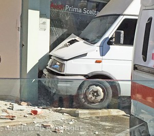 Viterbo - L'incidente alla rotatoria