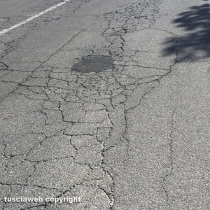 Viterbo - Buche e crateri in via della Pila
