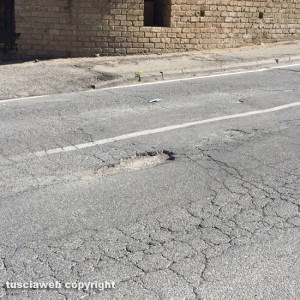 Viterbo - Buche e crateri in via della Pila