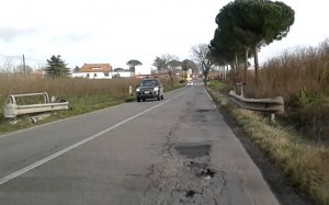 La Cassia sud in stato di completo abbandono