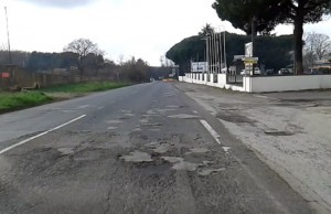 La Cassia sud in stato di completo abbandono