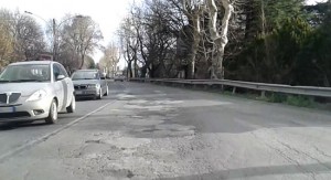 La Cassia sud in stato di completo abbandono