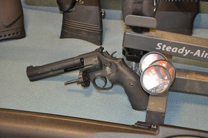 Viterbo - Una delle pistole sequestrate dagli agenti della mobile 
