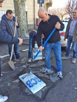 Viterbo - FdI-An tappa la buca in piazza Crispi