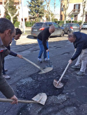 Viterbo - FdI-An tappa la buca in piazza Crispi