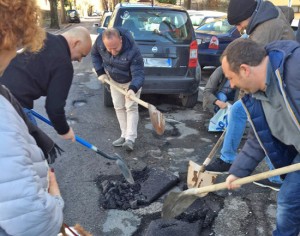 Viterbo - FdI-An tappa la buca in piazza Crispi