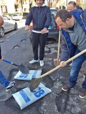 Viterbo - FdI-An tappa la buca in piazza Crispi