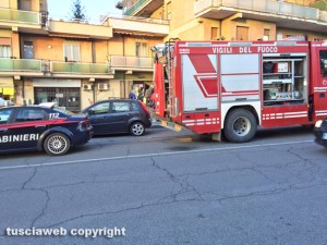Viterbo - I vigili del fuoco e i carabinieri in via Carlo Cattaneo